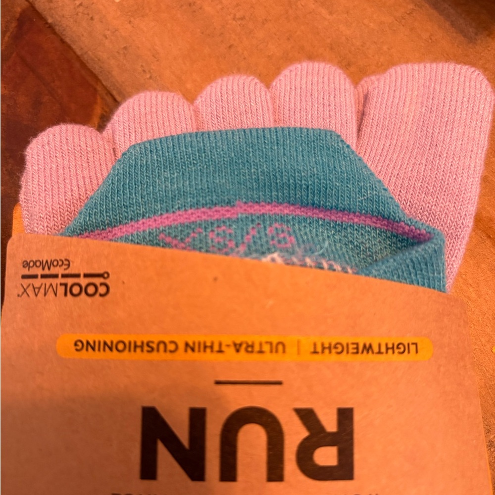 Injinj women’s runners socks. No show, performance toe socks.
